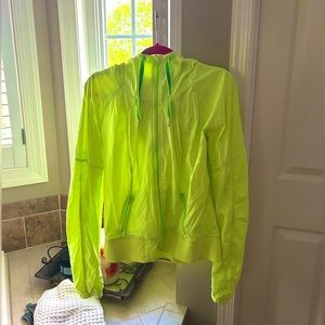 Lululemon UNWORN Size: 12 But fits SIZES 6-12💗